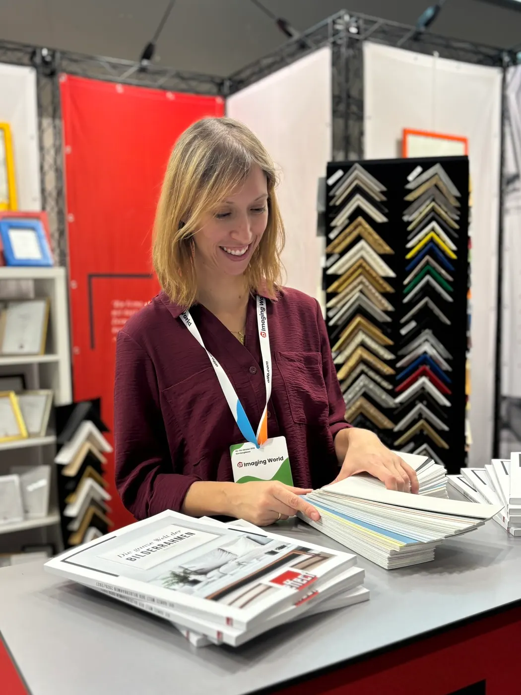 Katja Klar au comptoir du stand avec notre catalogue