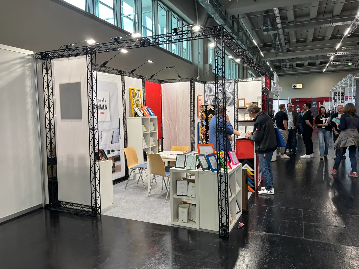 Vue de notre stand dans le hall 12 de la NürnbergMesse, avec des visiteurs