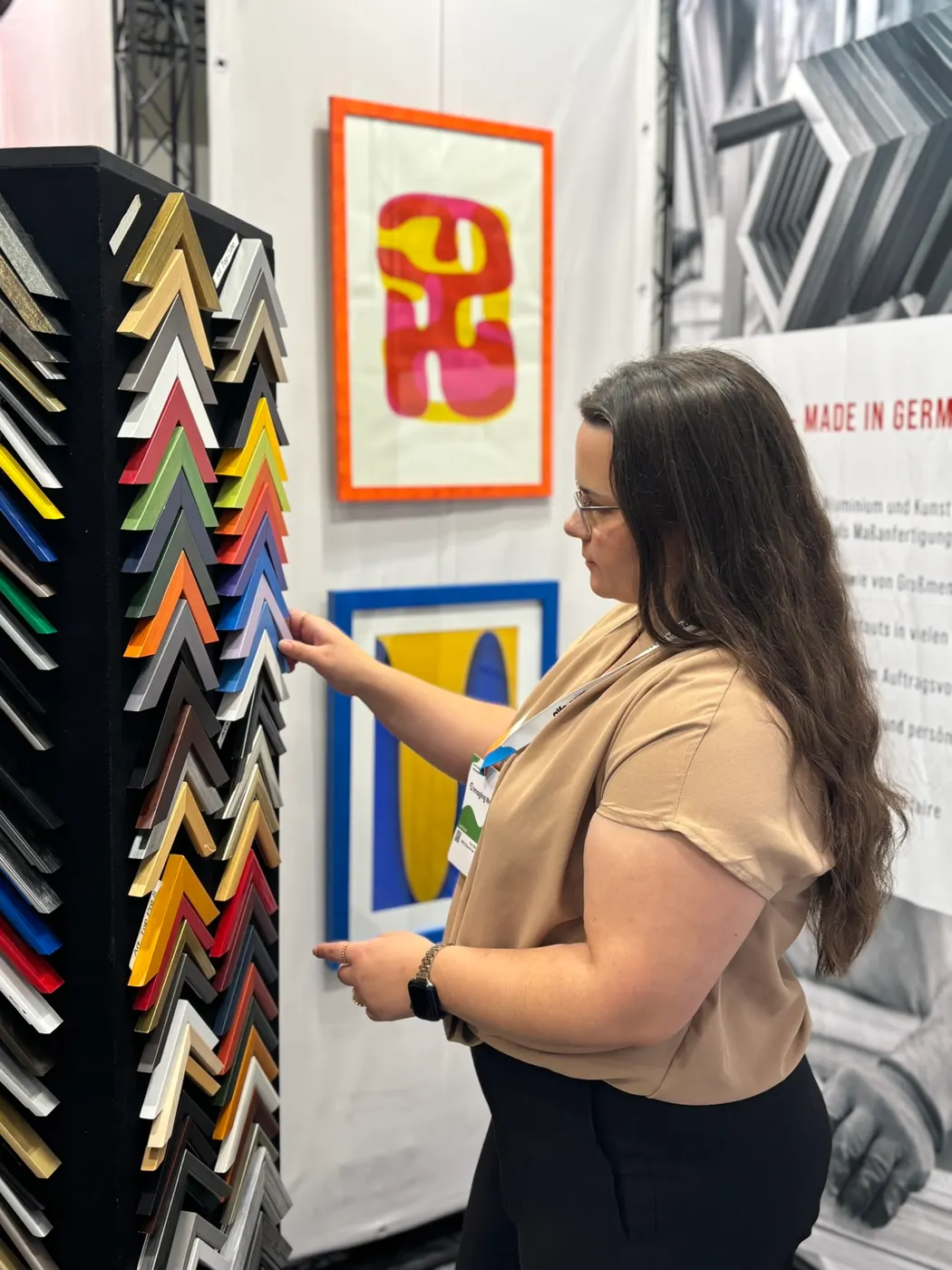 Tour de profilés avec échantillons d'angles et reproductions d'art encadrées sur notre stand