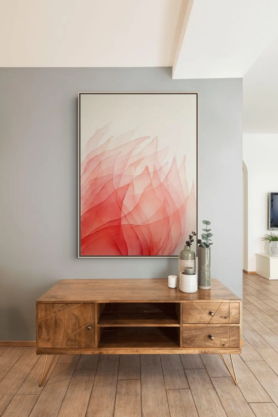 Œuvre encadrée de Johanne Bossmann aux tons rouges transparents, au-dessus d'un buffet en bois