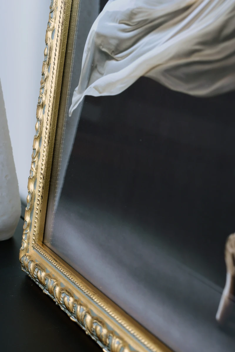 Cadre photo en bois Stella doré, vu de près dans un intérieur élégant. MonCadrePréféré t'offre un style parfait pour ton salon.