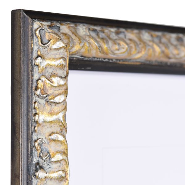 Découvre le coin de ce cadre en bois noir Daria de MonCadrePréféré, finement sculpté, avec ses ornements floraux baroques.