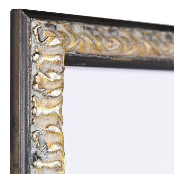 Découvre le coin de ce cadre en bois noir Daria de MonCadrePréféré, finement sculpté, avec ses ornements floraux baroques.