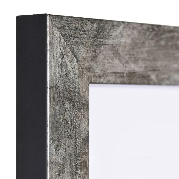 Découvre un aperçu détaillé de l'angle de ton cadre en bois gris Alina, avec sa bordure noire élégante chez MonCadrePréféré.