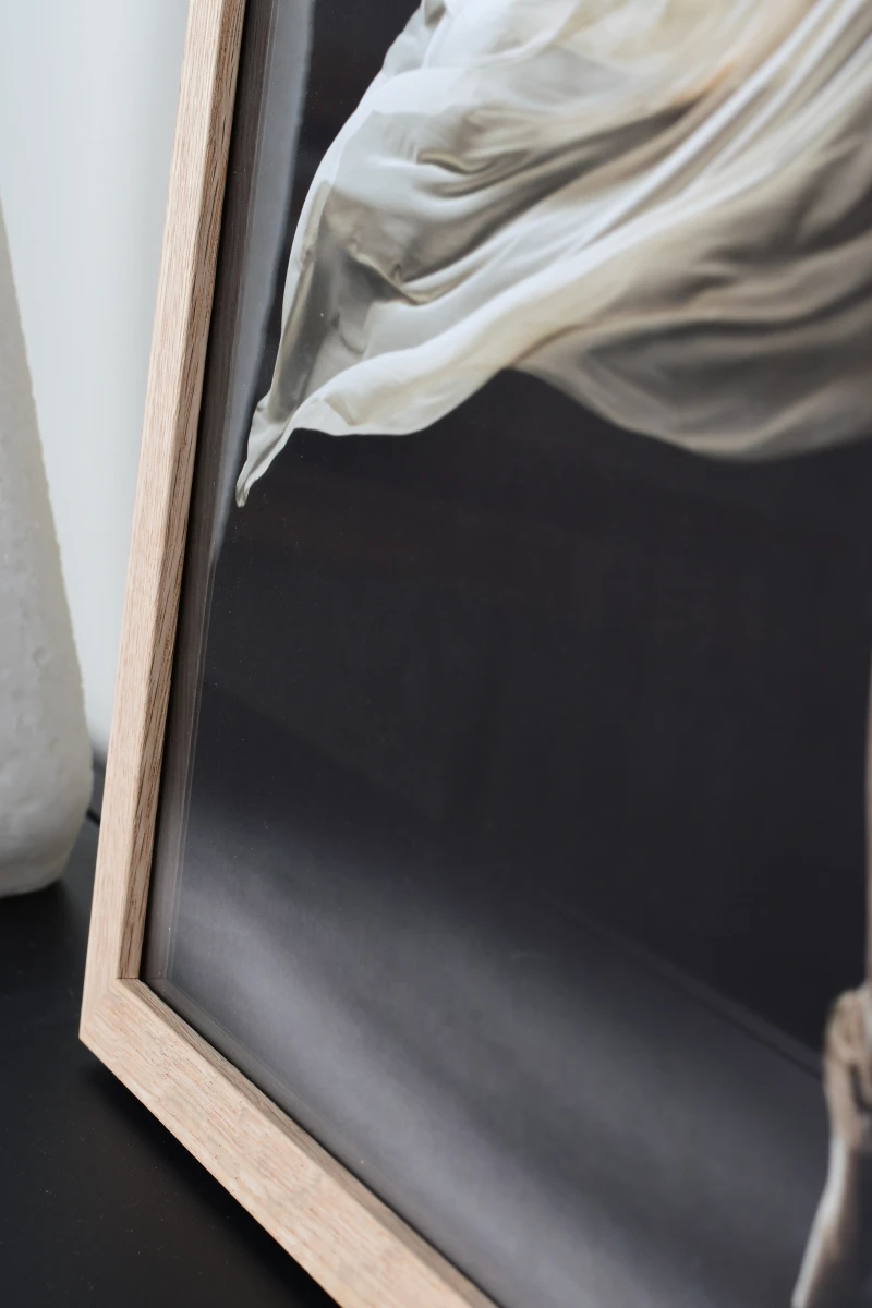 Sublime cadre photo Lara en bois de chêne, parfait pour une ambiance chaleureuse. Vue rapprochée pour admirer la qualité MonCadrePréféré dans ton salon.