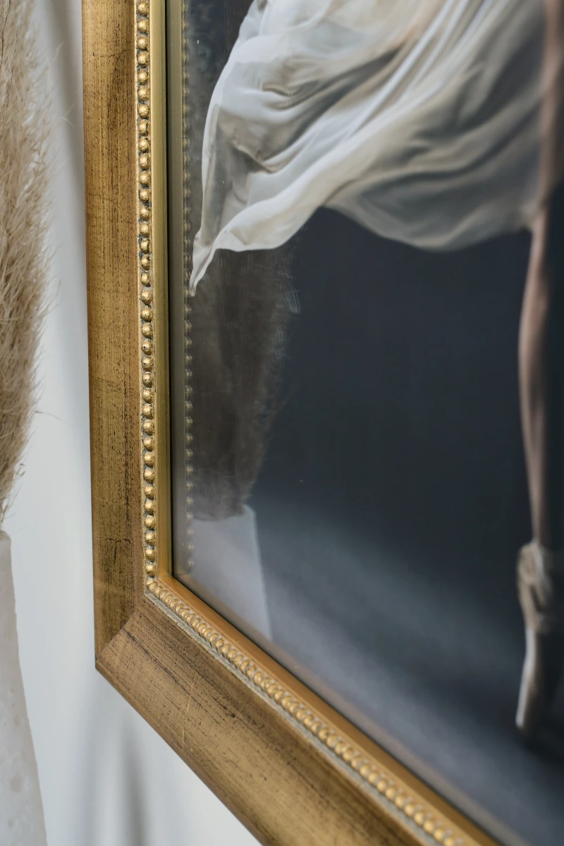 Cadre photo en bois Valentina doré. Gros plan dans un intérieur chaleureux. Découvre-le chez MonCadrePréféré pour tes photos.