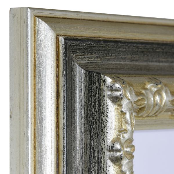 Apprécie l'angle de ce cadre photo en bois argenté, fait main. Sa moulure baroque dégage un charme royal unique pour ta déco.