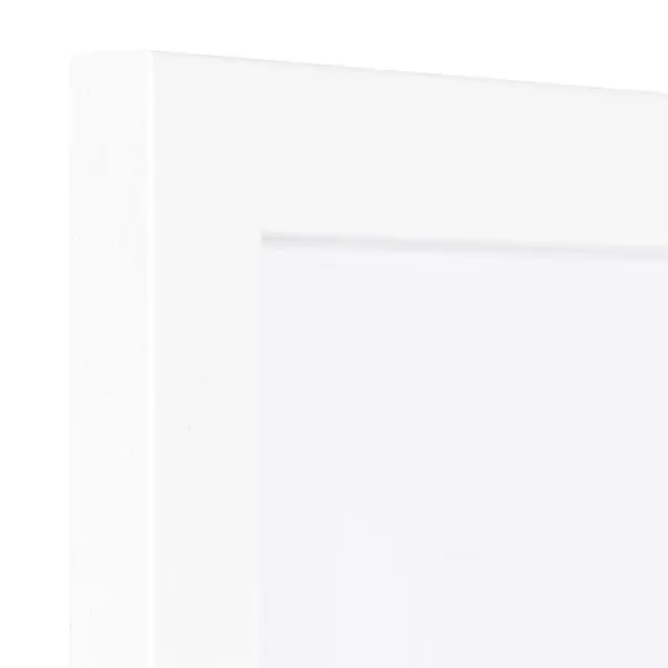 Détail de l'angle d'un cadre photo en bois blanc avec une finition à pores ouverts, idéal pour tes souvenirs chez MonCadrePréféré.