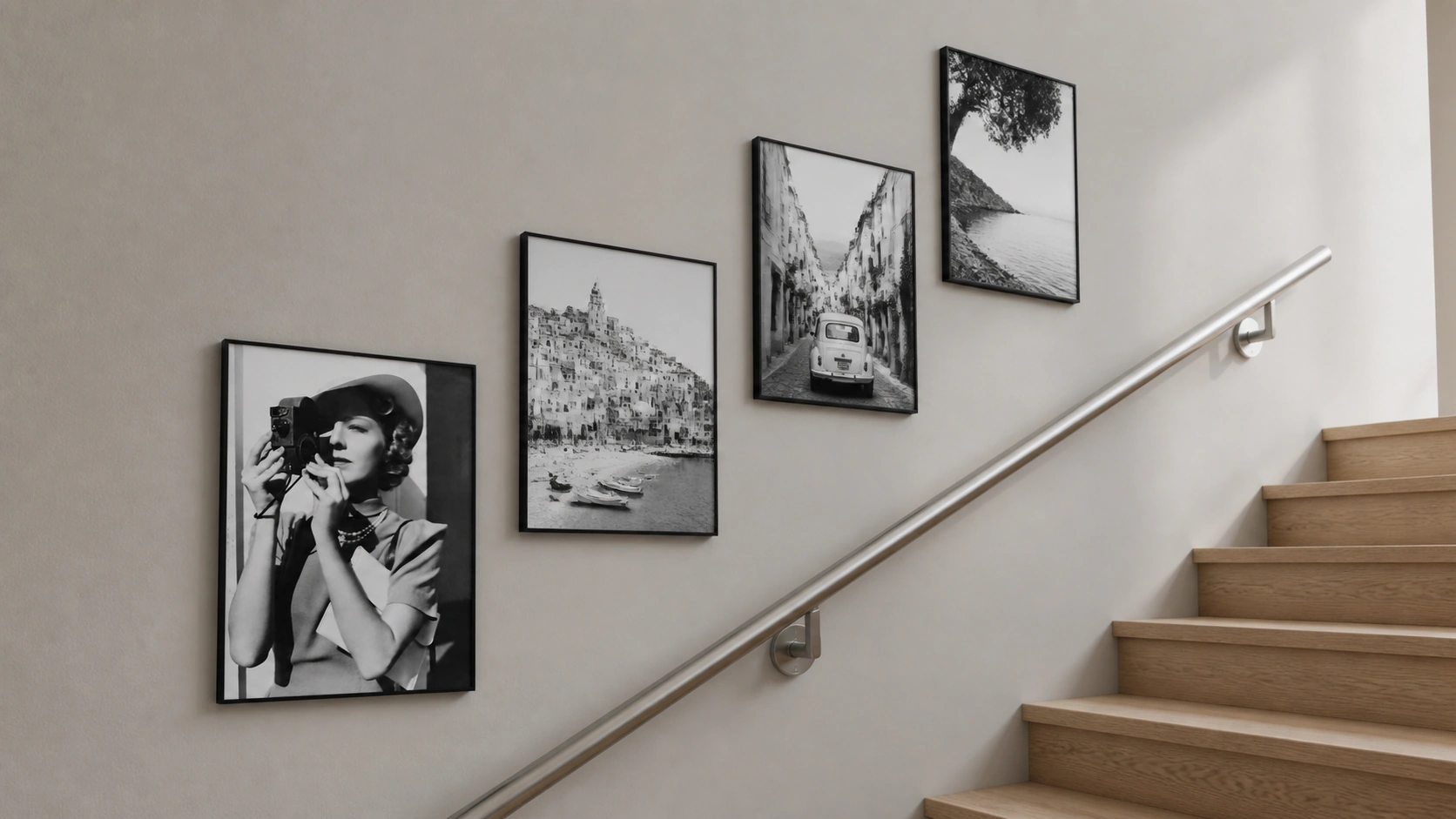 Cadre en plastique Sara noir dans un intérieur