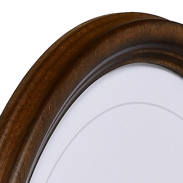 Tu découvres ici le coin d'un magnifique cadre ovale en bois, d'un marron chaud et élégant, parfait pour MonCadrePréféré.