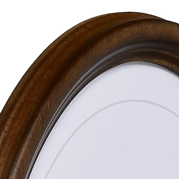 Tu découvres ici le coin d'un magnifique cadre ovale en bois, d'un marron chaud et élégant, parfait pour MonCadrePréféré.