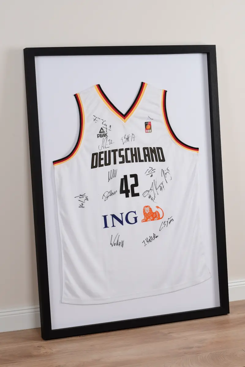 Un cadre photo noir élégant de MonCadrePréféré pour mettre en valeur et protéger ton précieux maillot de sport ou de basketball.