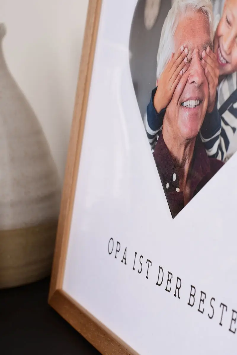 Découvre ce magnifique cadre photo 30x30 en chêne avec un passe-partout cœur, parfait pour ton Papi chez MonCadrePréféré.