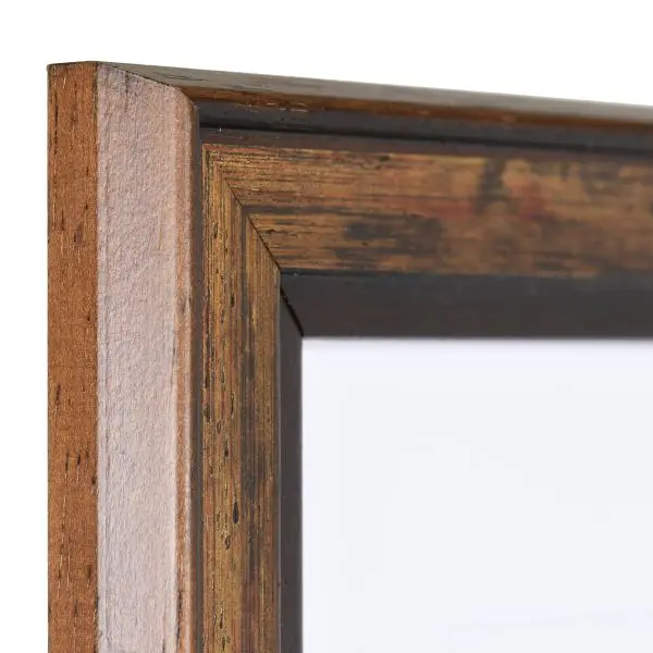 Regarde cet angle de cadre Merle en bois marron. Son discret reflet est parfait pour un hommage ou une cérémonie de deuil.