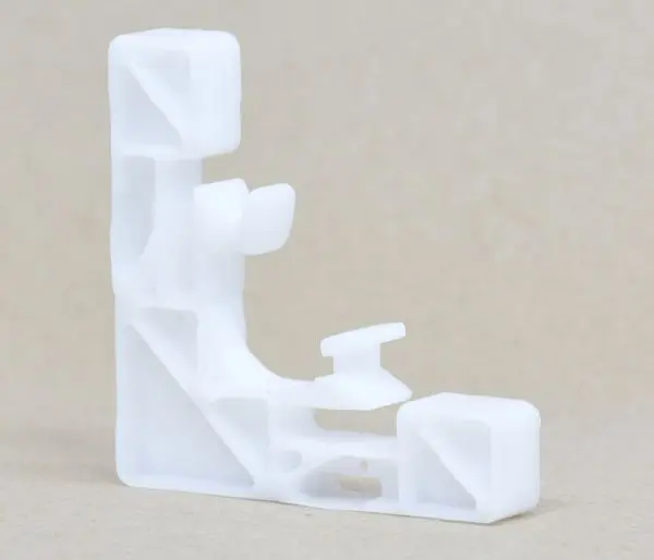 Pièces détachées : connecteurs d'angle Luca pour cadres en aluminium. Optimise la fixation de tes cadres MonCadrePréféré.