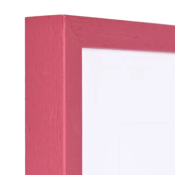 Observe le coin de notre cadre photo moderne et fin en bois rouge. Parfait pour sublimer tes images avec MonCadrePréféré.