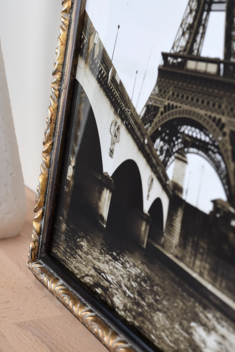 Ce magnifique cadre photo en bois Daria noir s'intègre parfaitement dans ton intérieur moderne, offrant une touche élégante. MonCadrePréféré.