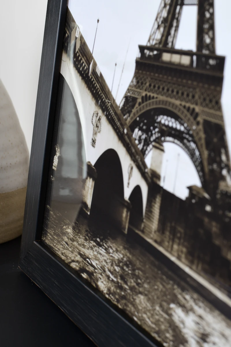Découvre ce magnifique cadre photo Alina en bois noir de MonCadrePréféré. Ce gros plan dans un salon cosy mettra tes photos en valeur.