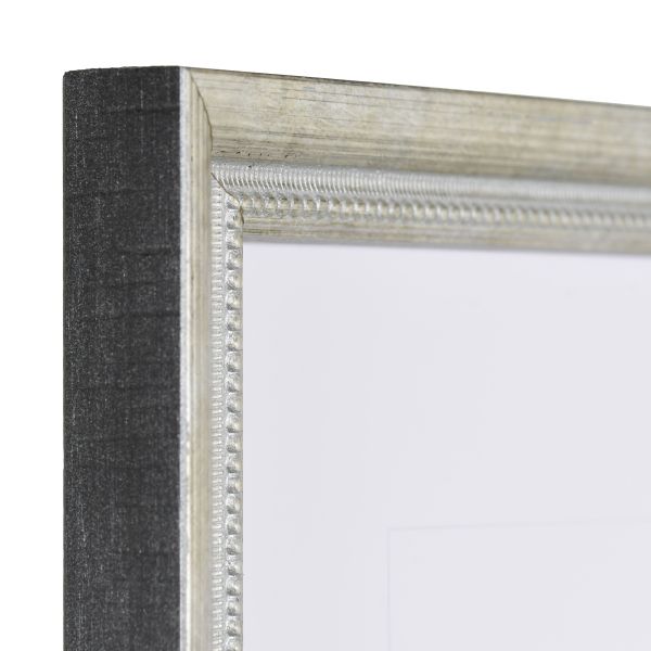 Découvre l'angle élégant de ce petit cadre MonCadrePréféré en bois argenté, au style baroque raffiné. Idéal pour tes photos.