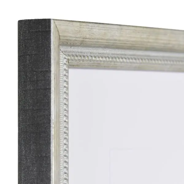 Découvre l'angle élégant de ce petit cadre MonCadrePréféré en bois argenté, au style baroque raffiné. Idéal pour tes photos.
