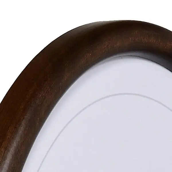 Découvre la vue détaillée d'un coin du cadre ovale Profil Klara de couleur brun, idéal pour tes photos chez MonCadrePréféré.