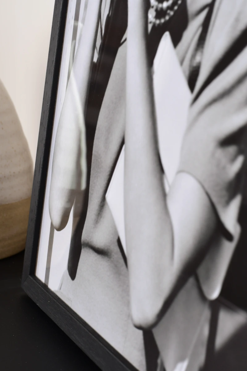 Admire le cadre photo en bois Nele noir, mis en scène dans un salon cosy. Ton MonCadrePréféré pour un intérieur stylé.