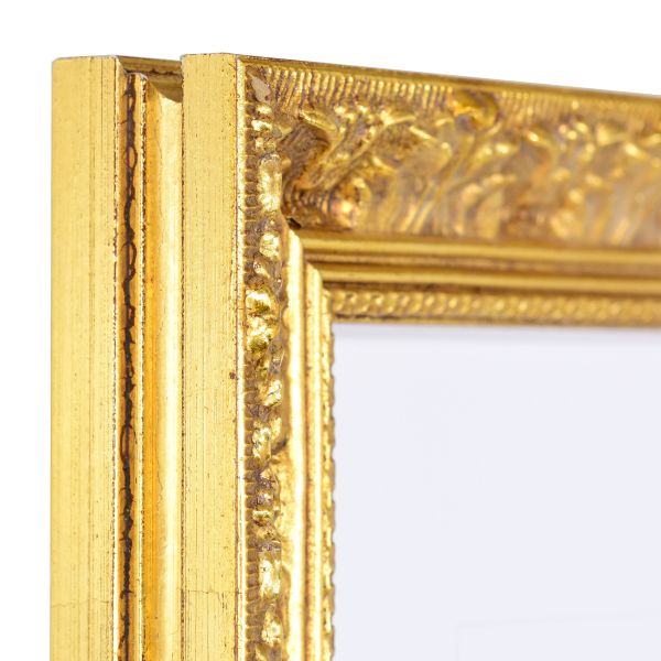 Vue de l'angle d'un cadre en bois de style baroque, avec de fins ornements floraux et son éclat doré brillant.