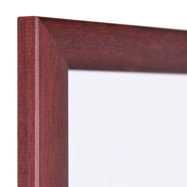 Admire l'angle de ce cadre photo en bois rouge, ses bords sont légèrement arrondis. Choisis-le dès maintenant sur MonCadrePréféré !