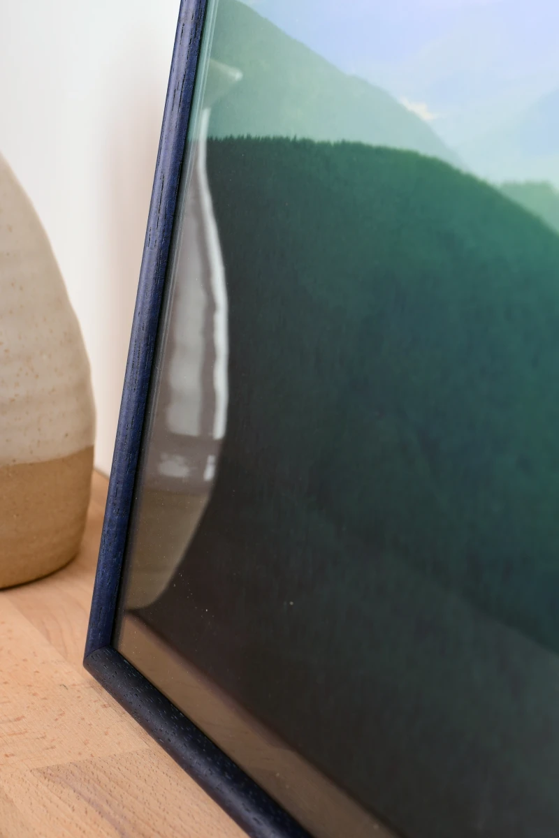 Découvre ce cadre photo Ava en bois bleu, magnifiquement intégré dans ton intérieur. Mets en valeur tes photos avec MonCadrePréféré.