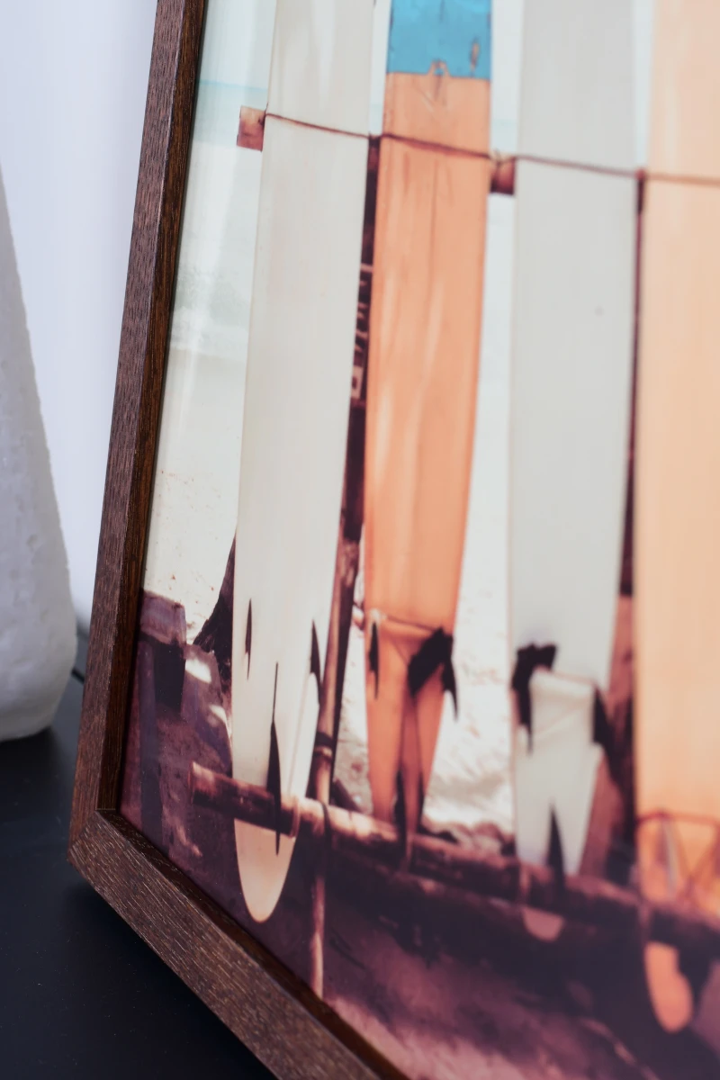 Découvre le cadre photo en bois Lara noyer, parfait pour mettre en valeur tes photos dans ton salon. Vue détaillée.