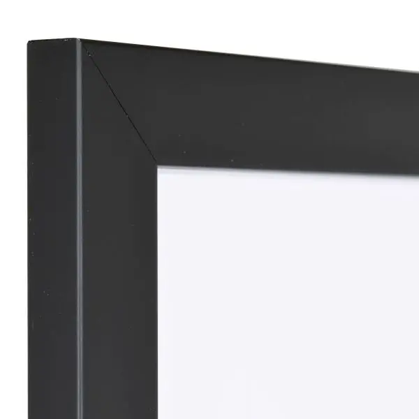 Angle de cadre en bois noir MonCadrePréféré. Observe la structure du bois, sa surface lisse et son profil sobre et anguleux.