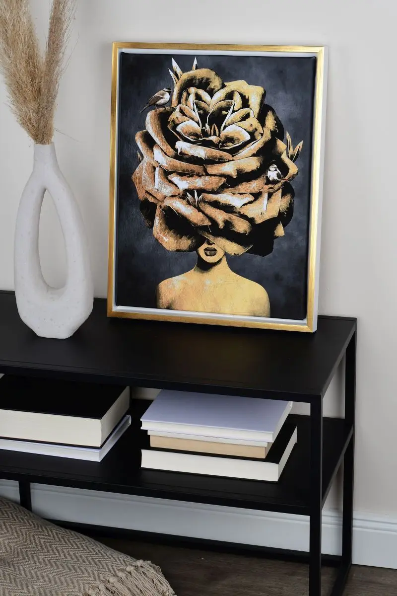 Ce cadre flottant Joline, présenté dans une teinte élégante blanc et or, crée une ambiance raffinée pour ton intérieur.