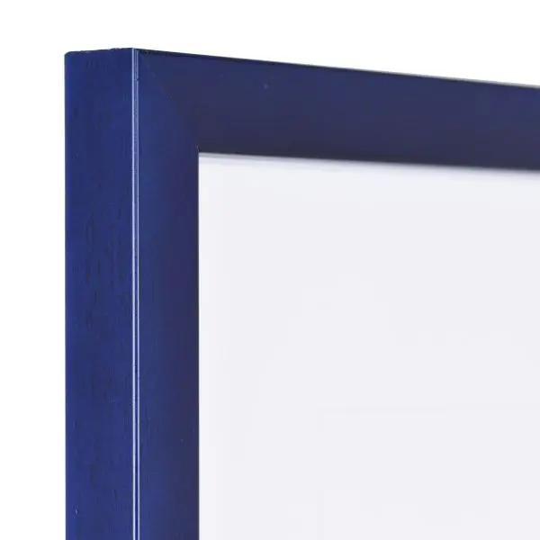 Découvre l'angle d'un cadre photo MonCadrePréféré en bois fin et bleu, montrant sa texture naturelle et sa surface lisse.