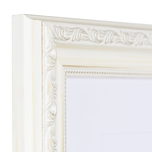 Découvre le coin du cadre bois Lysann blanc, baroque et orné de motifs floraux et d'une délicate baguette perlée.