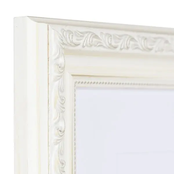 Découvre le coin du cadre bois Lysann blanc, baroque et orné de motifs floraux et d'une délicate baguette perlée.