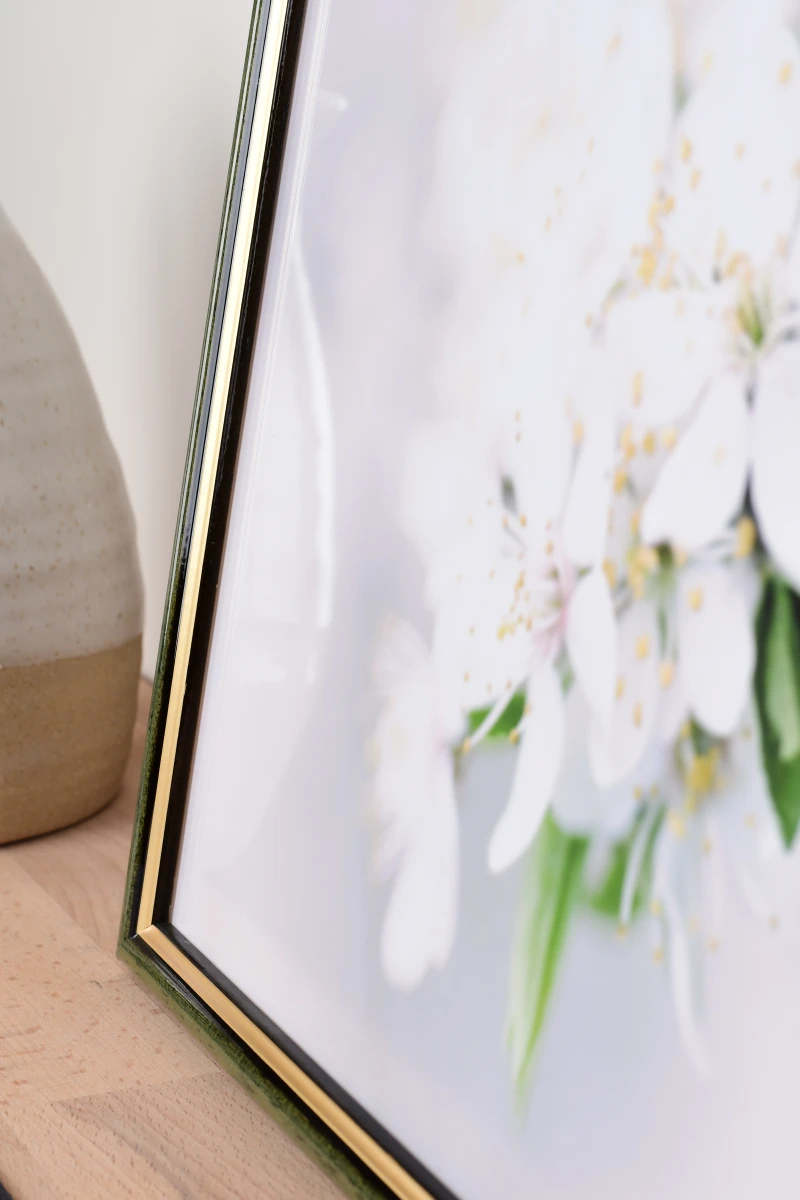 Gros plan du cadre photo en bois Carina vert dans un intérieur. Imagine ce MonCadrePréféré sublimer tes photos sur ton mur.