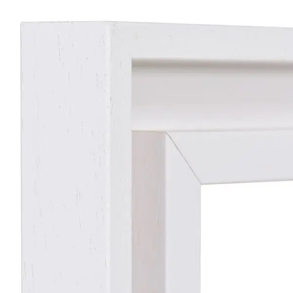 Découvre ici la finesse de l'angle de ton cadre photo en bois Josy blanc. MonCadrePréféré met en avant ce design simple et élégant.