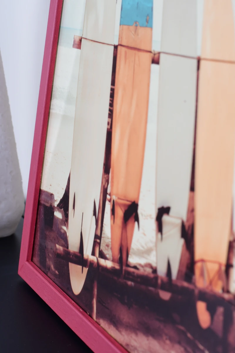 Ton cadre photo Nele en bois rouge, parfaitement intégré dans une ambiance chaleureuse de salon. Découvre la qualité de MonCadrePréféré.