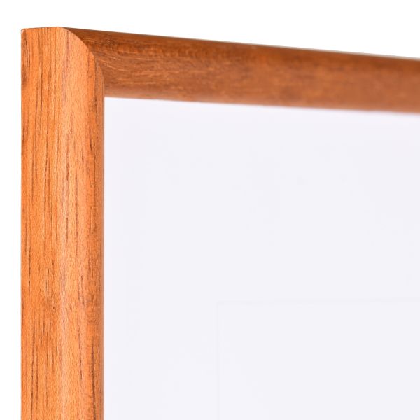 Coin d'un cadre en bois classique, brun, pores ouverts, avec profil demi-rond étroit pour ton MonCadrePréféré.