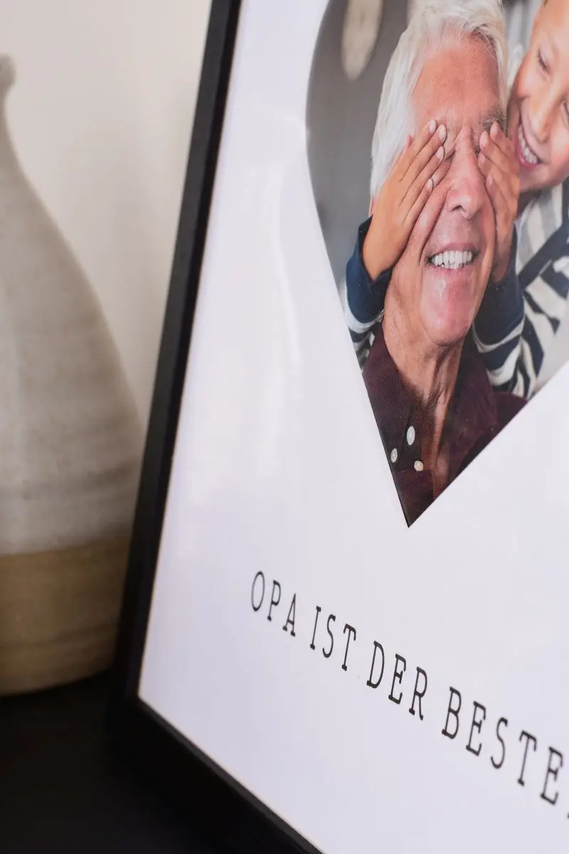 Gros plan sur un cadre photo noir 30x30 avec un passe-partout cœur, un cadeau idéal pour Papi chez MonCadrePréféré.