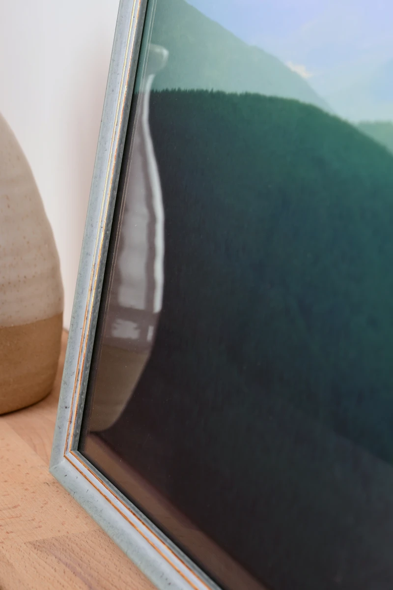 Admire ce gros plan du cadre photo en bois Alma bleu de MonCadrePréféré, parfaitement intégré dans ton salon.