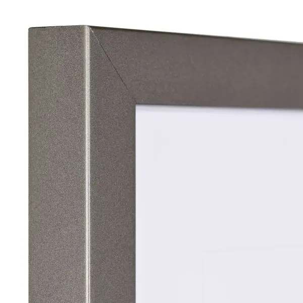Vue du coin d'un cadre photo en bois couleur platine. Sa surface est lisse et son profil cubique est bien défini. Un choix élégant pour tes murs.