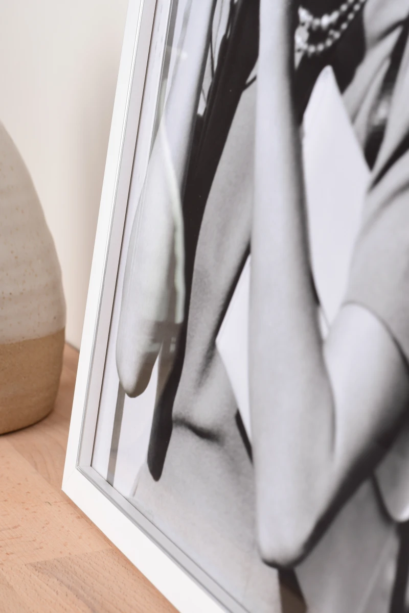 Le cadre photo en bois Mara blanc s'intègre à merveille dans ton intérieur. Observe les détails de ce cadre sur MonCadrePréféré.