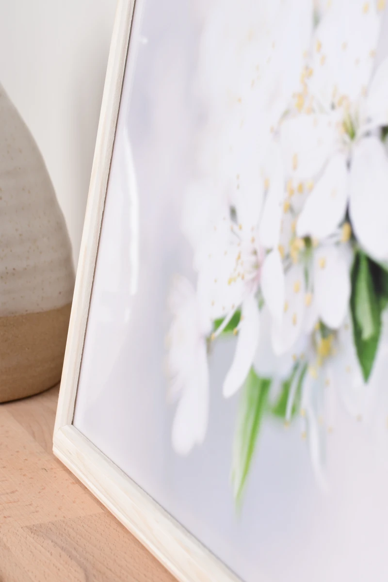 Admire ce gros plan du cadre photo en bois Finja blanc. Idéal pour ton intérieur, une pièce élégante de MonCadrePréféré.