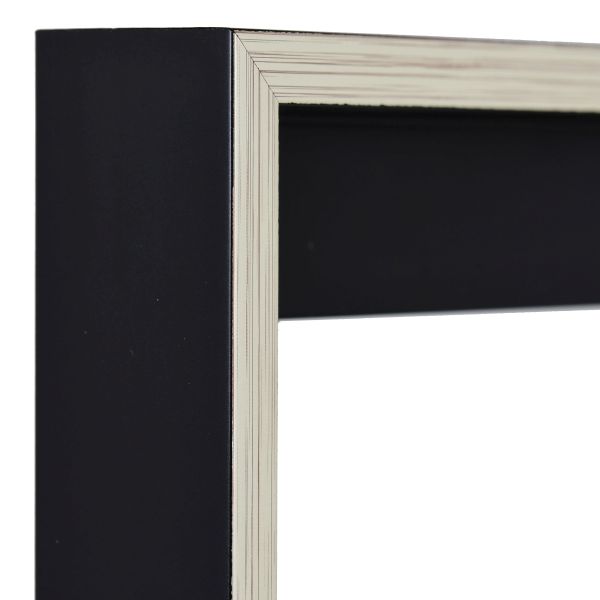 Découvre l'angle de ce cadre moderne et discret MonCadrePréféré, type caisse américaine noir avec bord argenté.