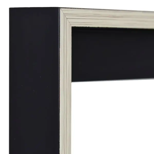 Découvre l'angle de ce cadre moderne et discret MonCadrePréféré, type caisse américaine noir avec bord argenté.