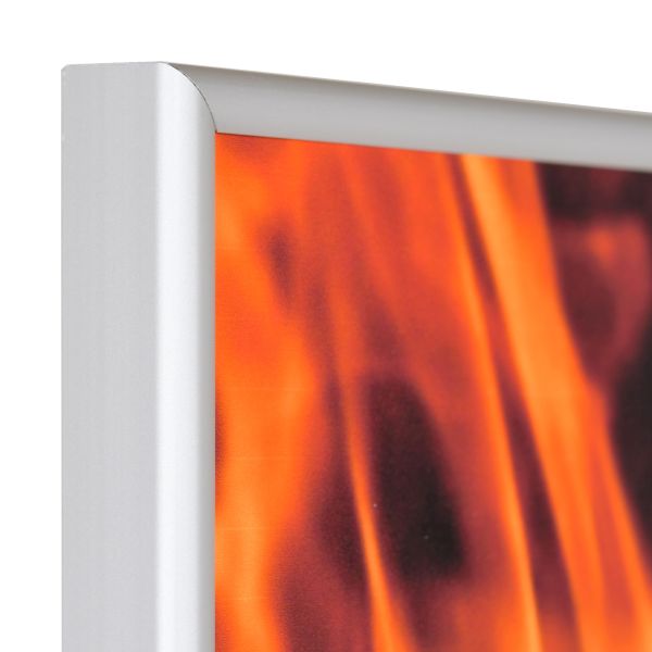 Vue détaillée de l'angle de ton cadre photo anti-feu Noah-A1. Profil semi-arrondi en aluminium anodisé argenté, parfait pour MonCadrePréféré.