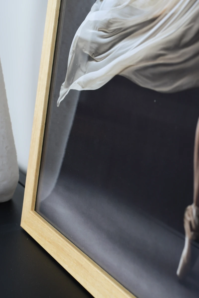 Découvre ton cadre photo en bois Thea, couleur naturelle, intégré dans une ambiance chaleureuse. MonCadrePréféré pour un intérieur harmonieux.