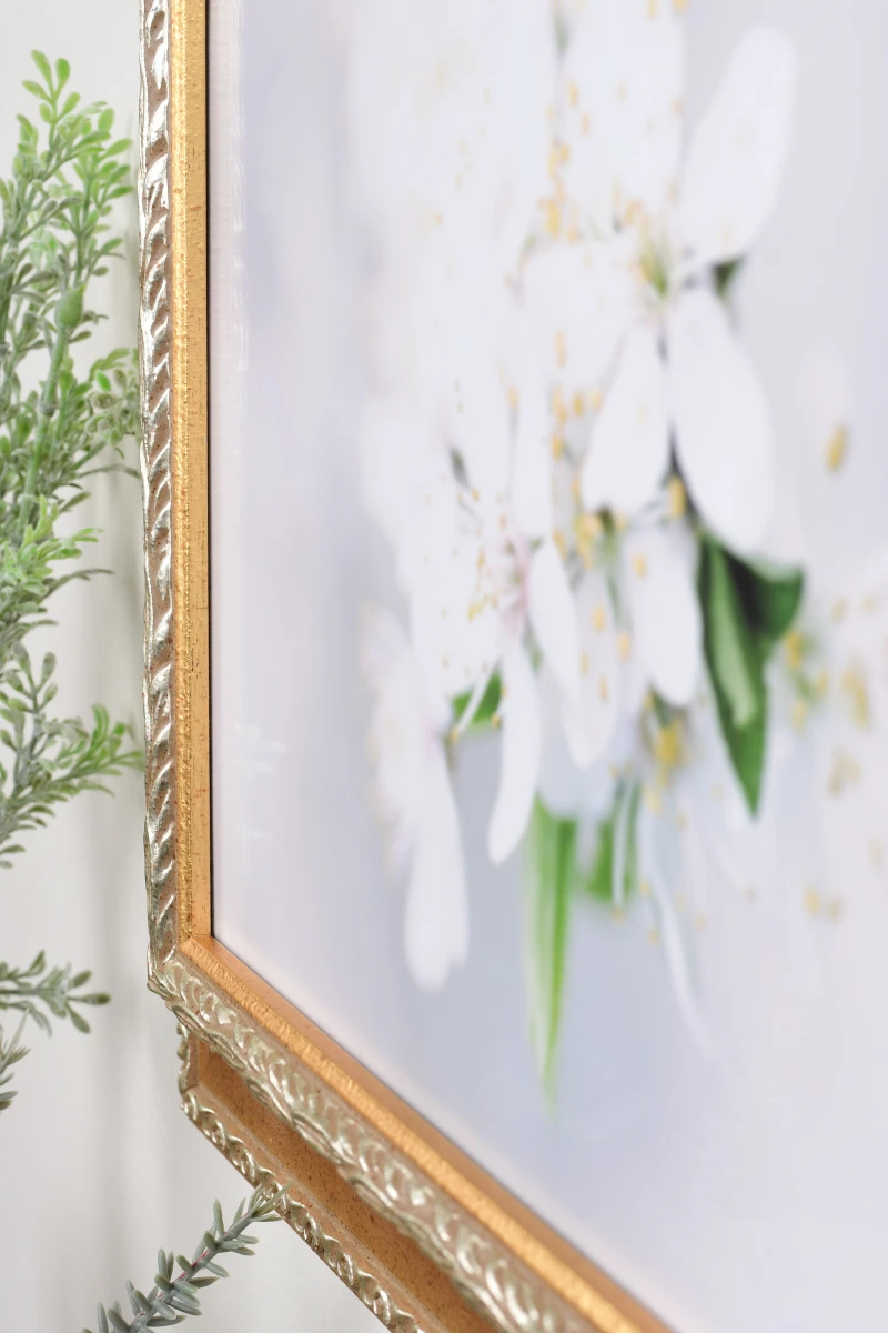 Explore le cadre photo en bois Olivia doré de MonCadrePréféré. Ce gros plan te montre son élégance dans un intérieur stylé.