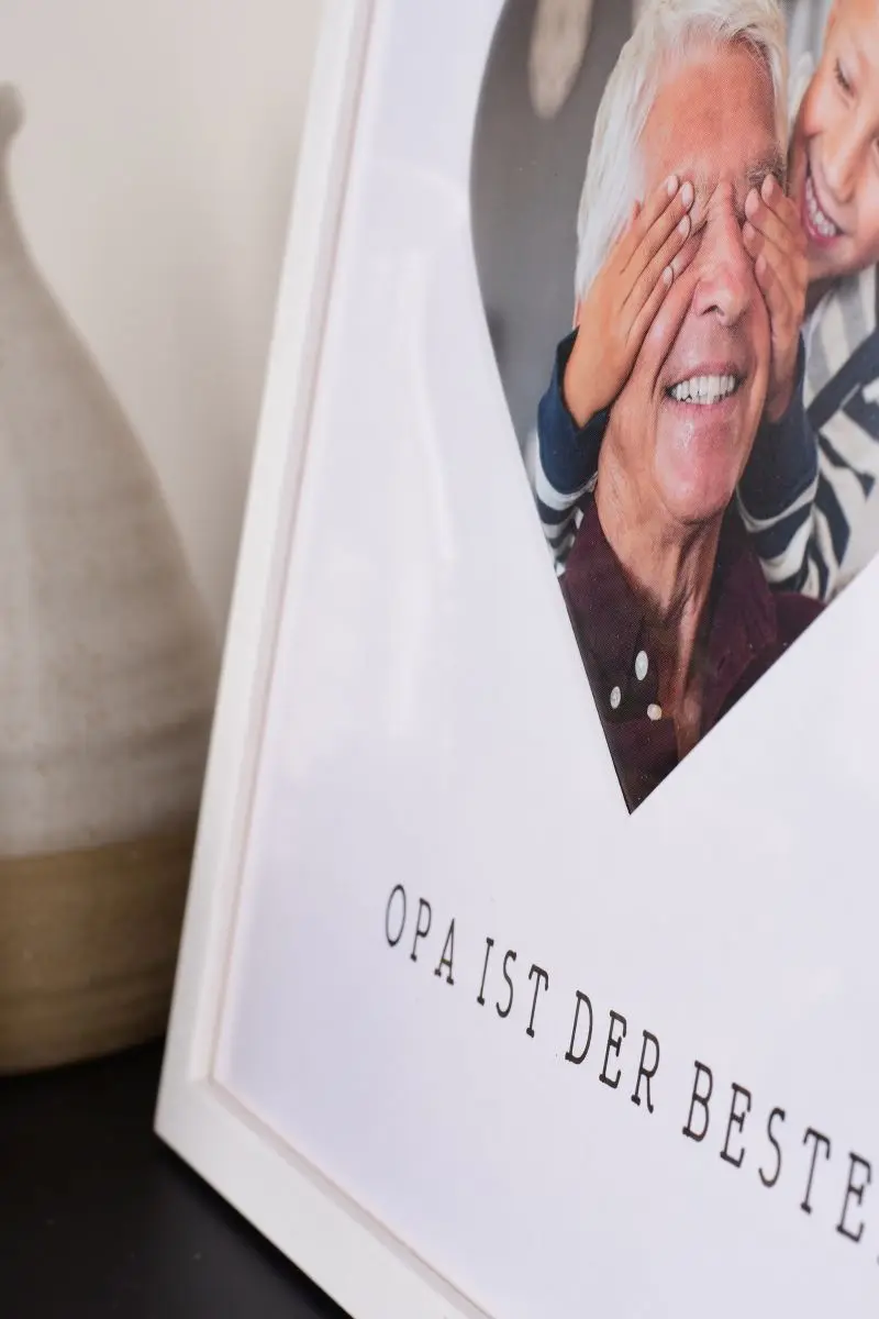 Gros plan détaillé d'un joli cadre photo MonCadrePréféré blanc 30x30, doté d'un passe-partout avec cœur pour ton Papi.